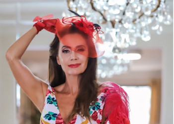 A influencer Claudia Métne cria looks poderosos para o Carnaval 2020